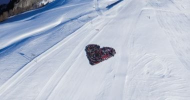 متزلجون يشكلون قلبا عملاقا تخليدا لضحايا حريق رأس السنة فى سويسرا