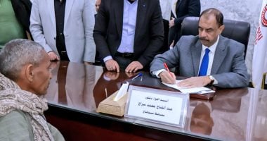 محافظ سوهاج يستمع إلى مطالب وشكاوى المواطنين فى اللقاء الجماهيرى