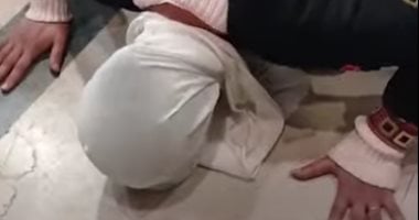 لحظة سجود والدة فتاة بلبيس المعـتدى عليها بعد إحالة المتهم للمفتى (فيديو)