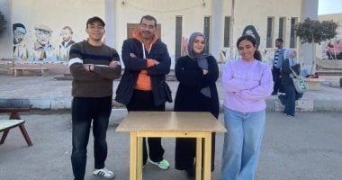 من نواة البلح إلى ألواح بديلة للخشب.. مشروع طلابى بالفنون التطبيقية بجامعة بني سويف لتنفيذ منضدة خشبية استخدم فيها نموذج أولى من الألواح المنتجة ويخفض البصمة الكربونية.. الطلاب نفذوا منضدة من نوى البلح المجفف