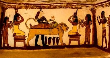 المزوقة.. متحف مفتوح فى قلب صحراء الوادى الجديد.. مقابر محفورة فى الصخر تضم لوحات رومانية تنبض بالهوية المصرية.. وألوان لا تزال حية منذ 2000 عام.. وجداريات تروى حكاية بادى ازير وبيتوسيريس فى رسومات بديعة.. صور