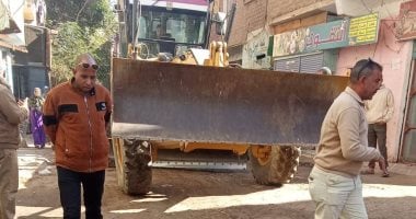 محافظ سوهاج يتابع تمهيد الطرق العامة بمجلس قروى شطورة بمركز طهطا