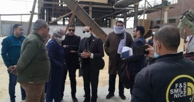 إزالة مصنعين للريش تسببا بانبعاث روائح كريهة بالخانكة ومراجعة تراخيص 2 آخرين