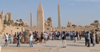 الأسر والعائلات الأجانب يعيشون أجواء من المتعة وسط معابد الكرنك بالأقصر