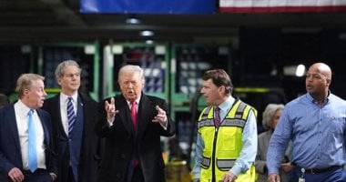 بسبب قضية إبستين.. ترامب يوجه إشارة بذيئة لعامل فى مصنع سيارات "فيديو"