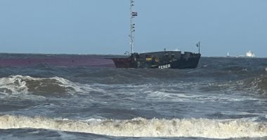 إنقاذ طاقم سفينة البضائع الجانحة قبل غرقها خارج المجرى الملاحى.. فيديو وصور