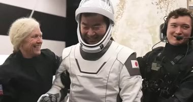 عودة رواد الفضاء سالمين إلى الأرض بعد إجلاء طبى طارئ (صور)