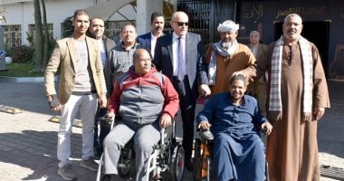 محافظ الأقصر يسلّم كرسيين متحركين لمواطنين من الزينية ومدينة طيبة الجديدة