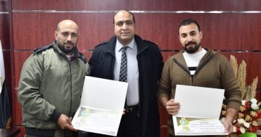 لتدخلهما السريع.. رئيس مياه الجيزة يكرم عاملين أخمدا حريق تاكسى فى الدقى