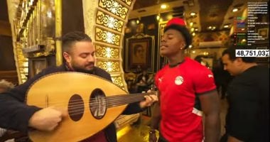 «سبيد» فى قلب القاهرة التاريخية مرتديًا تيشيرت منتخب مصر.. صور