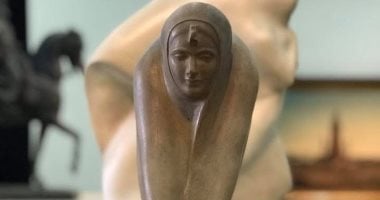 تفاصيل أهم مقتنيات محمود مختار رائد الفن المصرى الحديث.. حاملة البلاص تُزين متحف الفنون الجميلة بالإسكندرية.. مصنوع من الحجر الصناعى.. والتمثال يجسد حياة القرى فى الريف المصرى.. صور