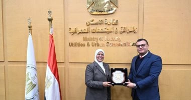 42 عاما من الإنجازات.. مستشار وزير الإسكان تبلغ السن القانونى.. والوزير يكرمها
