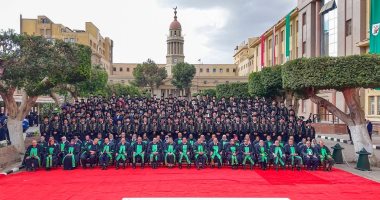 تحت قبة التاريخ.. عميد قصر العيني يشارك طلاب الدفعة 194 الوافدين صورة الدفعة