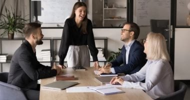 بتحب السلطة ولا منطوى.. اعرف شخصيتك من اختيارك لمقعدك خلال الاجتماعات