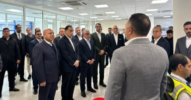  رئيس الوزراء يتفقد مركز التحكم بمحطة البحر الأحمر لتداول الحاويات