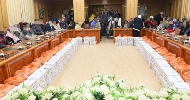 محافظ المنوفية يسلم مساعدات مالية وعينية لـ 80 حالة إنسانية