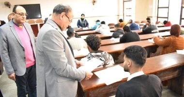 عميد آداب طنطا يتفقد سير الامتحانات التحريرية للفصل الدراسى الأول