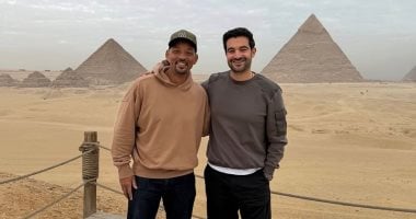 ويل سميث يجدد زيارته إلى مصر بعد 9 سنوات.. ويذهب لاستكشاف أهرامات الجيزة بعد ساحة أبو الهول.. ويشيد بآثار مصر.. ويؤكد: من بنى الأهرمات يستطيع فعل أي شيء (صور)