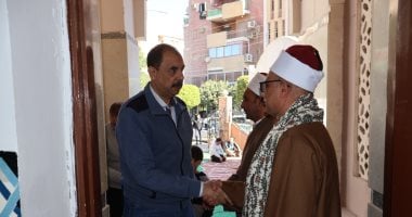 محافظ سوهاج يلتقى المواطنين عقب صلاة الجمعة بمسجد الشرطة للاستماع لمطالبهم