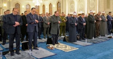 الرئيس السيسي يؤدى صلاة الفجر بمسجد العزيز الحكيم