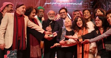 الهاربات تفوز بجائزة الشيخ سلطان القاسمى كأفضل عرض بمهرجان المسرح العربي.. صور 