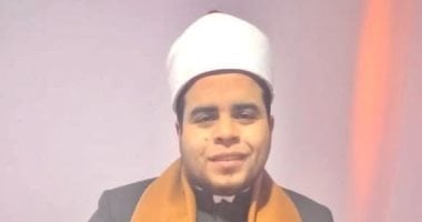 السيرة الطيبة أطول من العمر.. الحزن يخيم على أهالى دمنهور بالبحيرة عقب وفاة الشيخ محمد رمضان.. تلاميذ الفقيد يحتشدون بالمصاحف أمام المقابر.. وأسرته تتهم طبيبا شهيرا بالإهمال وتطالب المسئولين بالتحقيق فى وفاته