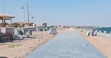 تركيب الرخام.. استمرار أعمال التشطيبات النهائية لتطوير كورنيش سفاجا الجديد.. صور