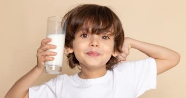 ترامب يعيد الحليب كامل الدسم للمدارس.. ما نوع وكمية الألبان الموصى بها للطفل