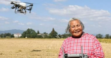 جدة صينية تخطف الأضواء باستخدامها طائرات بدون طيار فى الزراعة