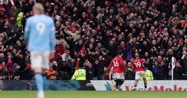 فرحة لاعبي مان يونايتد بهدف مبيومو 