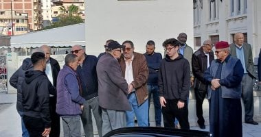 أسرة الراحل طاهر القويرى صاحب بسكويت الشمعدان تصل مسجد المواساة لصلاة الجنازة