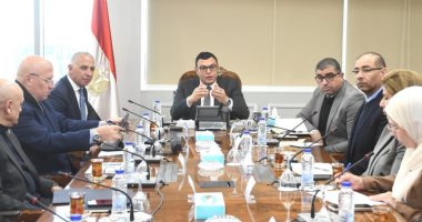 وزير الإسكان يجتمع مع مسئولي شركة السويدي لدفع العمل بمشروعات المدن الجديدة