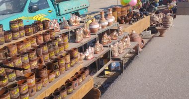 أشكال على كل لون.. صناعة الفخار تغزو الأسواق الشعبية بالمنيا