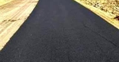 الوادى الجديد تسابق الزمن لإنجاز طريق الخارجة سوهاج وربط المحافظة بالصعيد.. ضمن أكبر شبكة طرق برية بتكلفة 54 مليار جنيه.. طوله 140 كيلو مترا ويختزل نصف المسافة الزمنية بين الواحات ووادى النيل.. صور