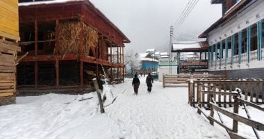 الثلوج تغطى باكستان وإشعال الحطب ملاذ تدفئة الأهالى فى الشوارع  