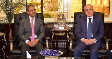 محافظ الأقصر يستقبل وزير الدولة لشئون البيئة الهندي وسفير الهند.. صور