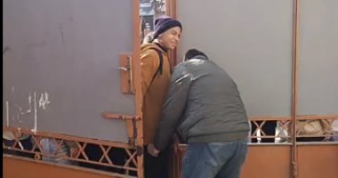 تفتيش طلاب الإعدادية بالقليوبية قبل أداء امتحانى الهندسة والدراسات.. فيديو