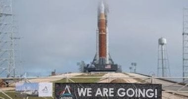 ناسا تجهّز صاروخ أرتميس 2 تمهيدًا لأول مهمة مأهولة للقمر منذ 50 عامًا