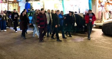 محافظ الدقهلية يتفقد شارع الجلاء بالمنصورة في جولة ليلية سيرا على الأقدام