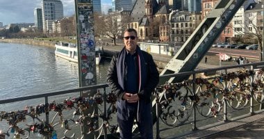 قصة كوبري العشاق في فرانكفورت.. الأقفال تتحكم في استمرار علاقة الحب