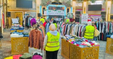 معرض لتوزيع ملابس جديدة بالمجان على الأسر بقرى دسوق