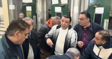 مصطفى كامل يودع أعضاء نقابة الموسيقيين وأصحاب المعاشات قبل سفرهم للعمرة