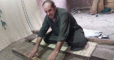 حكاية الحاج عبيدة ملك الحصير اليدوى فى الشرقية.. 40 عاما فى المهنة