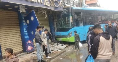 إصابة شخصين في اصطدام أتوبيس بمحل تجاري غرب الإسكندرية