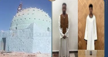 مريض نفسي يتسلق قبة مقام محاولا تحطيمه تتصدر مواقع التواصل.. فيديو