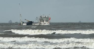 تعرف على آخر تطورات السفينة الجانحة على سواحل بورسعيد.. فيديو وصور