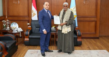 محافظ كفر الشيخ يسلم 6 عقود تقنين أراضي أملاك دولة للمستفيدين من المواطنين