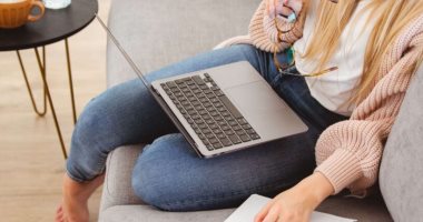 بدون قيود الوظيفة والمواعيد.. زودي دخلك بـ 5 وظائف مرنة من المنزل 