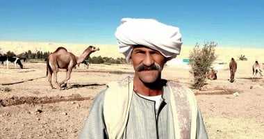 حكاية قاضى عرفى أنجب 21 ابنا وبنت ولديه 62 حفيدا وحفيدة.. حسن مسعود خليفة شيخ المرشدين فى الصحراء الغربية.. يعمل دليلا صحراويا للأفواج السياحية وقصاص أثر للمفقودين.. ورب أكبر عائلة فى الوادى الجديد.. فيديو وصور