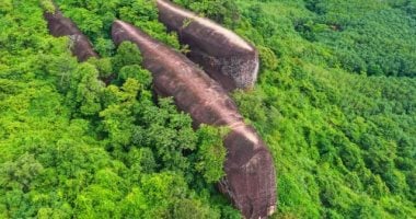 صخرة الحيتان.. تشكيلات طبيعية تحاكى حيتانا عملاقة فى غابات تايلاند